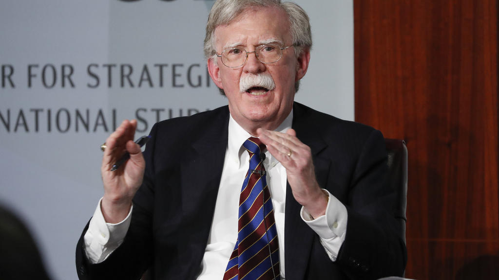 ARCHIV - 30.09.2019, USA, Washington: John Bolton, ehemaliger Sichehreitsberater der USA, gestikuliert bei einer Rede im Center for Strategic and International Studies. Bolton kann sein Buch mit explosiven Vorwürfen gegen US-Präsident Trump einer Ger