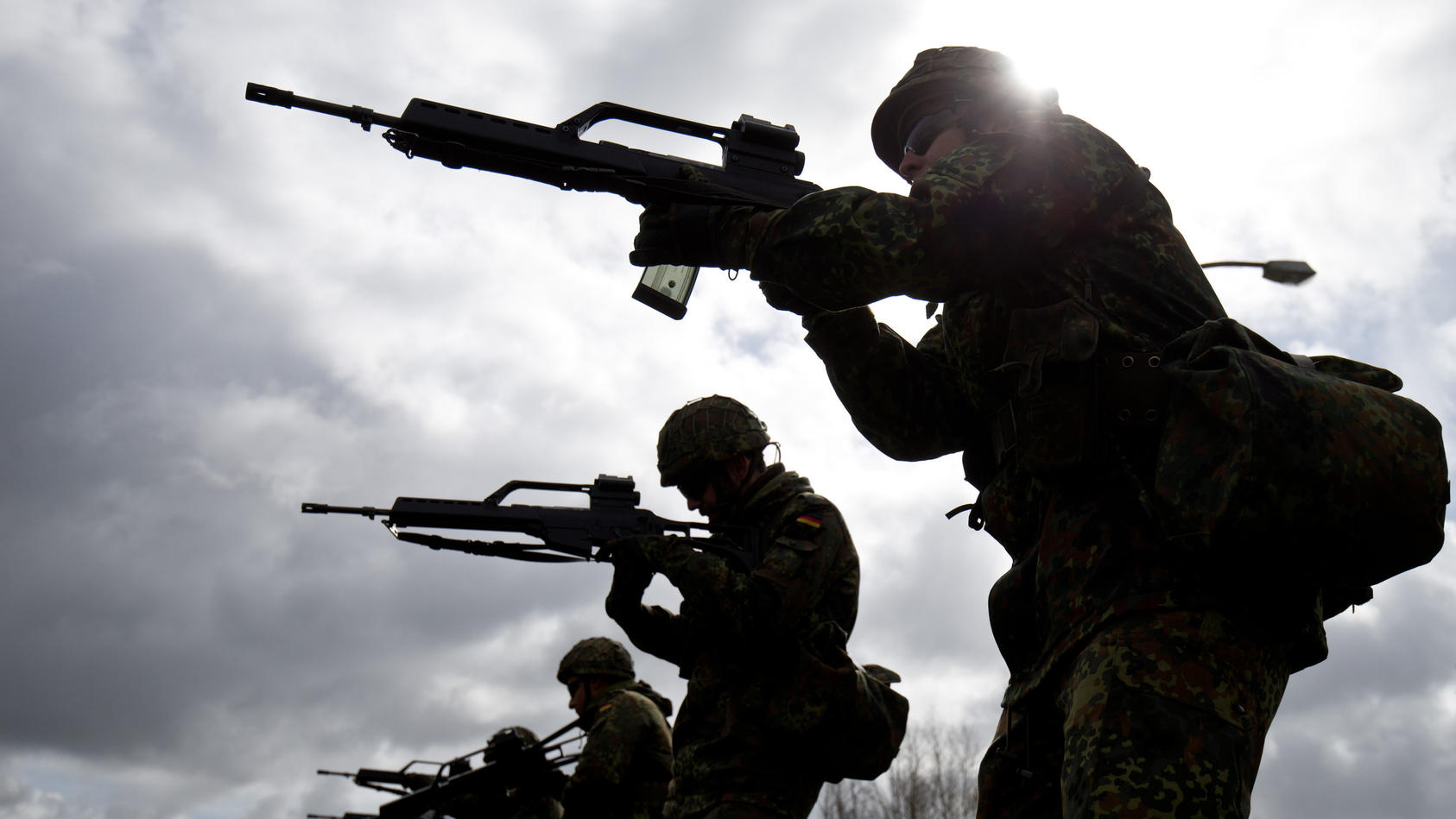 ein-ukrainischer-soldat-hat-das-feuer-auf-seine-kameraden-eroffnet-symbolbild