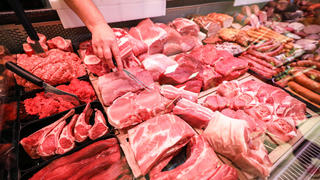 ARCHIV - 15.11.2019, Sachsen, Leipzig: Schweinefleisch und Rindfleisch liegen in einer Fleischtheke in einem Supermarkt. Unter dem Druck erneuter großer Corona-Ausbrüche in der Schlachtindustrie kommt jetzt aber Bewegung in das Ringen um bessere Bedingungen - auch in den Ställen und gegen einen Dauer-Preiskampf im Supermarkt. «Fleisch ist zu billig», sagte Bundesagrarministerin Klöckner (CDU) am Samstag (20.06.2020) der Deutschen Presse-Agentur. Foto: Jan Woitas/dpa-Zentralbild/dpa +++ dpa-Bildfunk +++