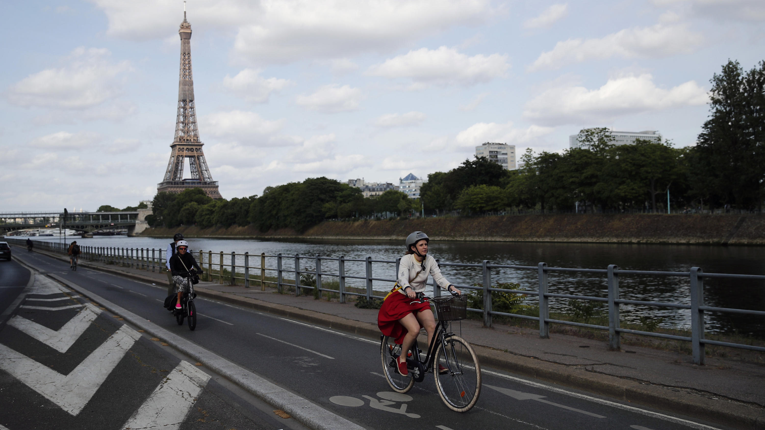 24.05.2020, Frankreich, Paris: Pariser fahren mit dem Fahrrad entlang der Seine. Frankreich lockert schrittweise die Corona-Auflagen. Foto: Francois Mori/AP/dpa +++ dpa-Bildfunk +++