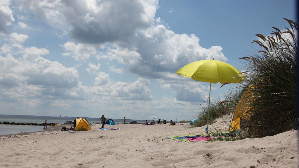 Urlaub an der Ostsee trotz Corona - Touristen aus ganz Deutschland finden sich an Deutschen Stränden wieder. Kurz vor Grömitz an einem Strandabschnitt finden sich immer mehr Urlauber ein, die Sonnenstrahlen abbekommen und abschalten möchten. Vieleror