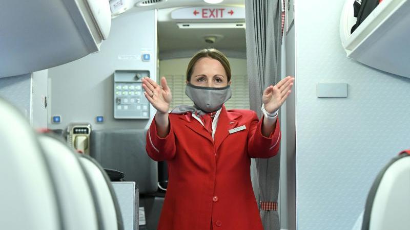 Nicht nur das Personal, auch Passagiere müssen auch im Flugzeug Masken tragen und alle Hygienemaßnahmen beachten.