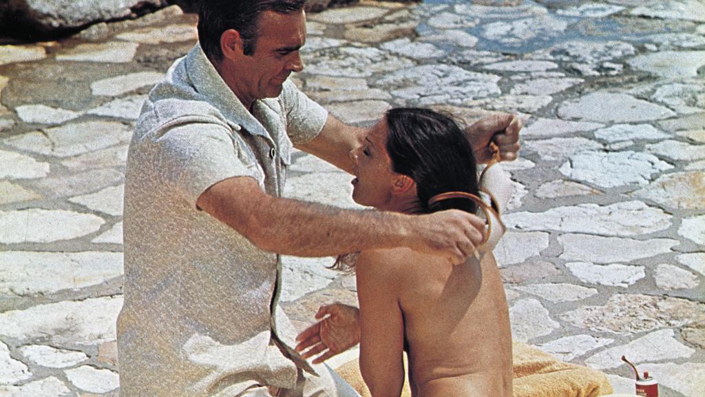 Bei James Bond wird selbst ein BH zur Waffe - hat er natürlich ausgezogen, ohne zu fragen