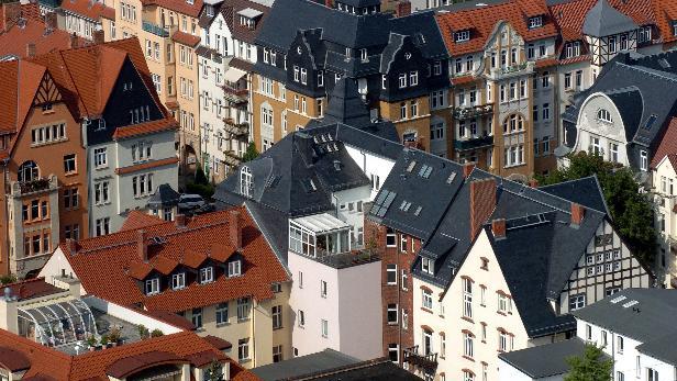 Blick auf den restaurierte Bürgerhäuser nördlich des Stadtzentrums von Jena, aufgenommem vom Intershop-Tower der Stadt (Foto vom 21.07.2004). Nach einer jetzt veröffentlichten Studie des Schweizer Beratungsinstituts Prognos und des Düsseldorfer "Hand