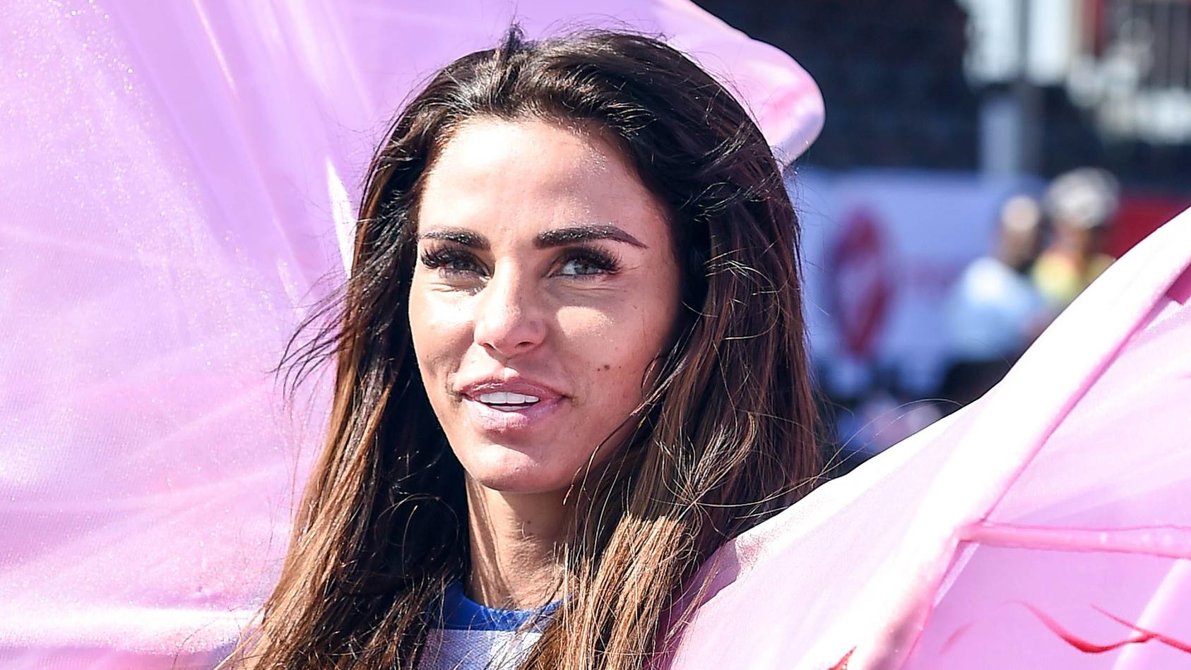 Katie Price beim London Marathon . 22/04/2018. London, United Kingdom. London Marathon 2018. Katie Price, former glamour model and business woman crosses the London Marathon start line dressed as a pair of lungs. Price is raising money for the Britis