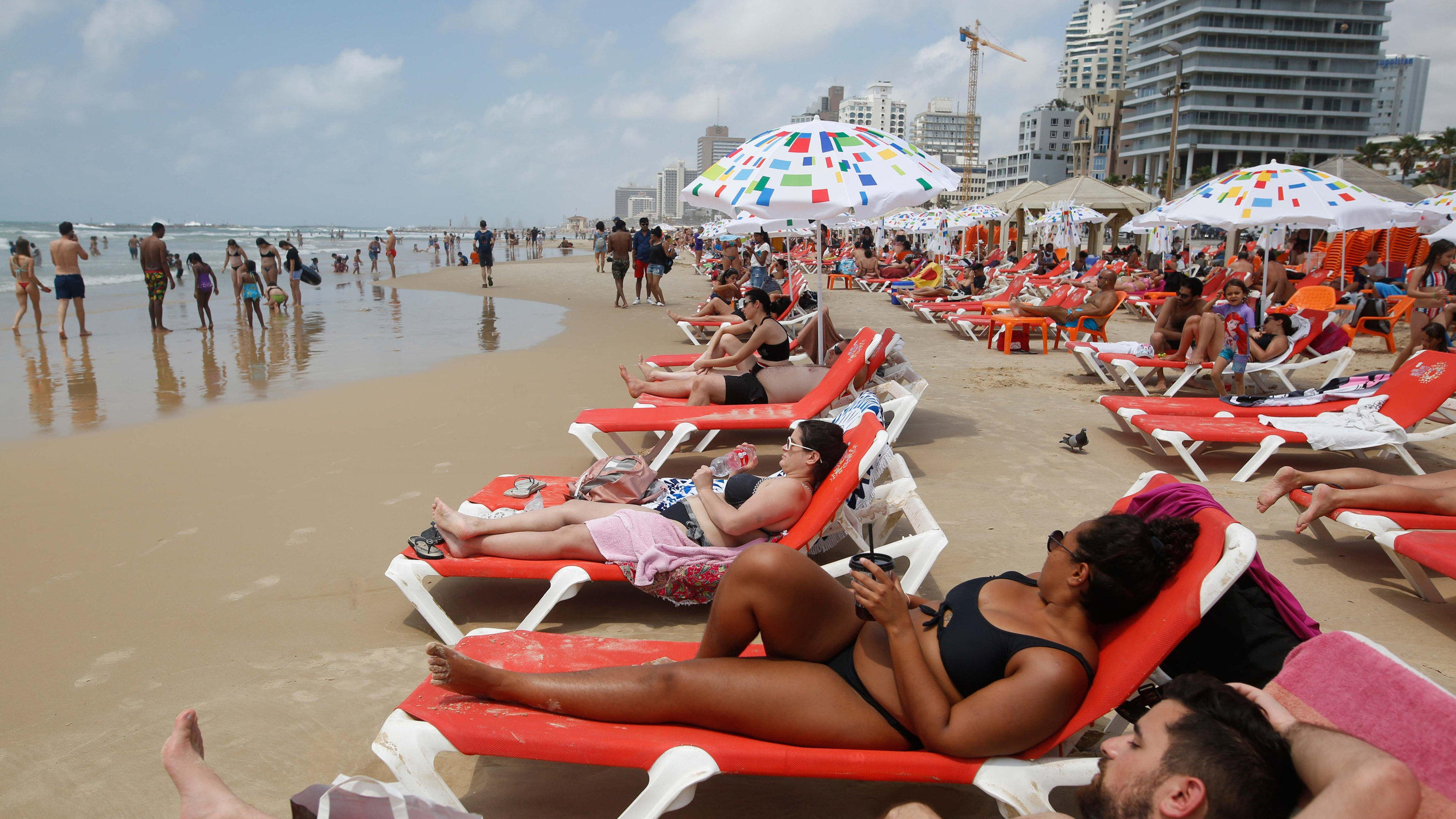 20.06.2020, Israel, Tel Aviv: Menschen genießen das warme Wetter an einem Strand. Foto: Gil Cohen Magen/Xinhua/dpa +++ dpa-Bildfunk +++