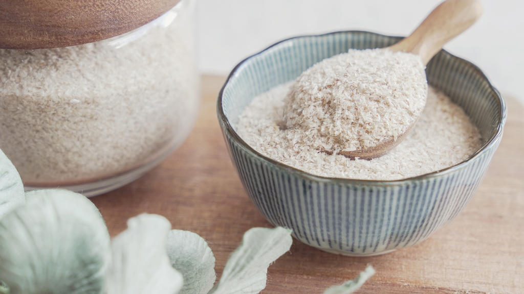 Gemahlene Flohsamenschalen machen glutenfreie Backwaren saftiger und sind auch gut für die Verdauung, wenn man keine Glutenunverträglichkeit hat