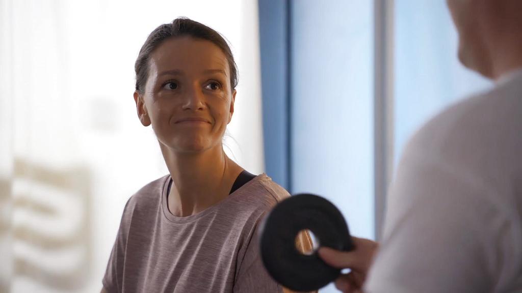 AWZ: Jenny lächelt Ingo an.