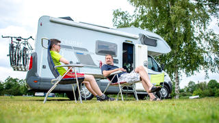 08.06.2020, Niedersachsen, Laatzen: Lorenz (l) und Christian aus Bayern sitzen auf dem Campingplatz am Birkensee vor ihrem Wohnmobil. Die Betreiber von Campingplätzen in Niedersachsen schauen trotz Corona-Pandemie und geltenden Beschränkungen mit Zuversicht auf das laufenden Jahr. Foto: Hauke-Christian Dittrich/dpa +++ dpa-Bildfunk +++