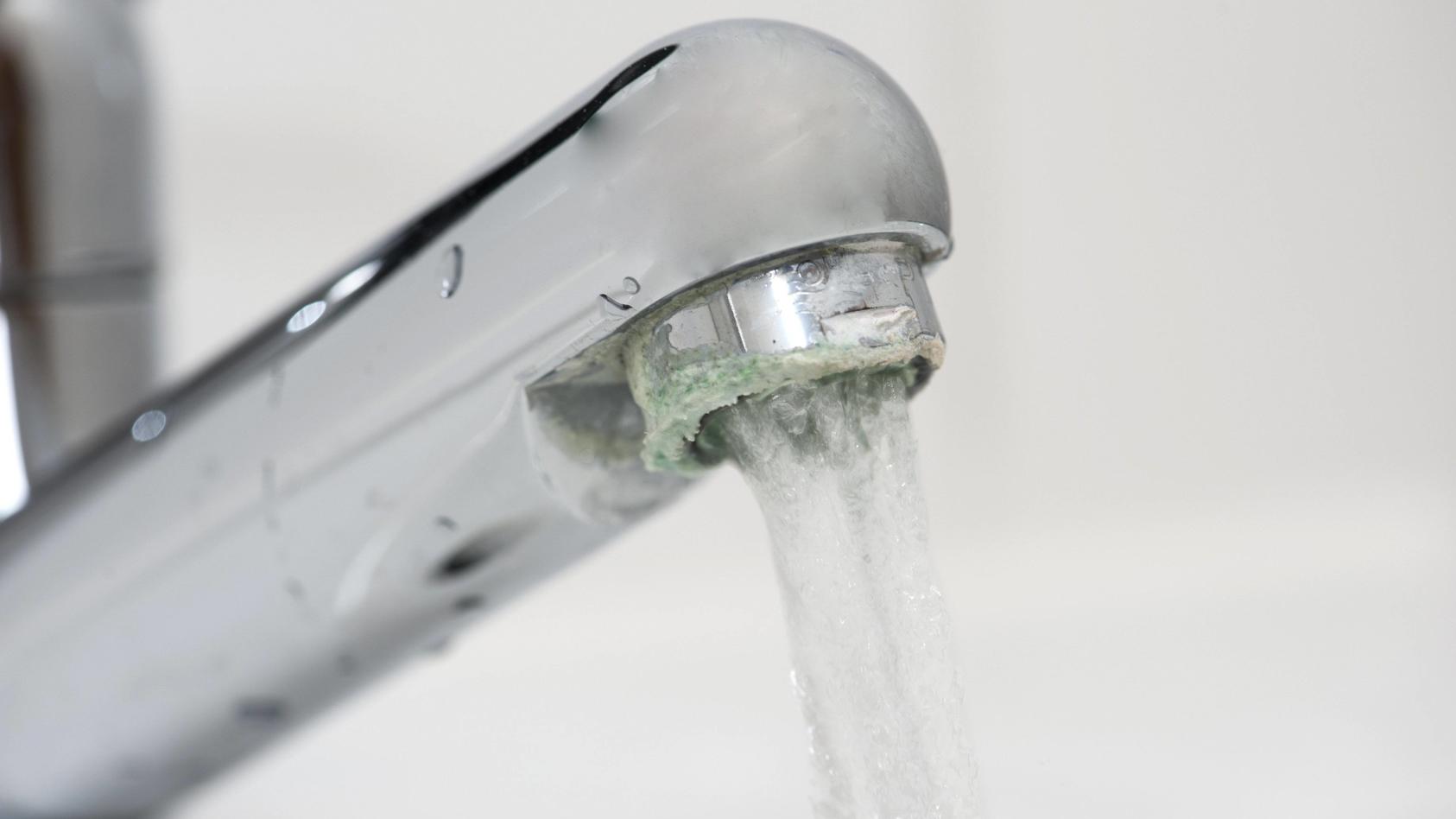 Gunstig Einfach Wasserhahn Und Duschkopf Entkalken Mit Diesem Hausmittel Trick