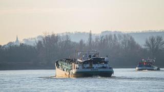 Zwei Binnenschiffe fahren auf dem Rhein