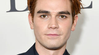 "Riverdale"-Star KJ Apa wie ihn seine Fans kennen. In der Corona-Quarantäne hat er sich einen Bart wachsen lassen.