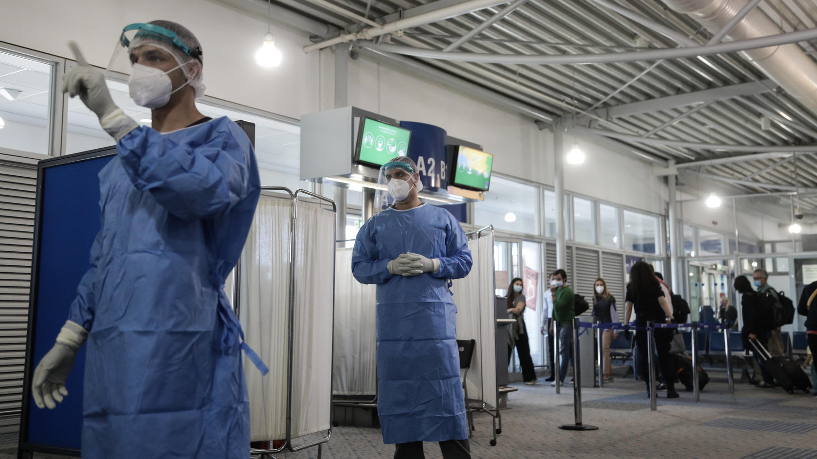  Momentaufnahme am Athener Flughafen Eleftherios venizelos: Während Griechenland sich darauf vorbereitet, seine Flughäfen für den internationalen Tourismus zu öffnen, sind sich die Gesundheitsbehörden des Risikos eines Aufflammens der Coronavirus-Epi