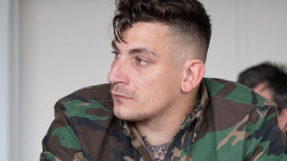 30.06.2020, Hamburg: Der Rapper Gzuz, Mitglied der Hamburger Hip-Hop-Gruppe 187 Strassenbande, sitzt in einem provisorischen Gerichtssaal im Strafjustizgebäude. Dem Musiker werden unter anderem Verstöße gegen das Waffengesetz, versuchter Diebstahl und Körperverletzung vorgeworfen. Foto: Christian Charisius/dpa +++ dpa-Bildfunk +++