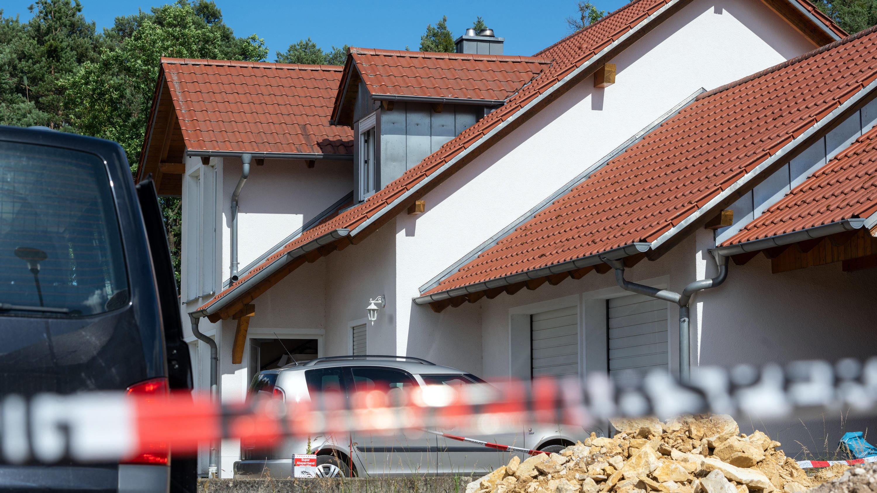 29.06.2020, Bayern, Schwandorf: Absperrband der Polizei ist vor einem Haus angebracht. In dem Einfamilienhaus sind zwei Leichen entdeckt worden. Nähere Angaben zu den Opfern und zu den Umständen ihres Todes machte die Polizei zunächst nicht. Foto: Ar