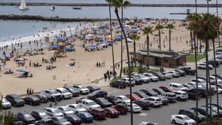 28.06.2020, USA, Corona Del Mar: Autos stehen dich gedrängt auf dem Parkplatz am Strand von Corona del Mar, während Gäste den Strand besuchen. Foto: Mindy Schauer/Orange County Register via ZUMA/dpa +++ dpa-Bildfunk +++
