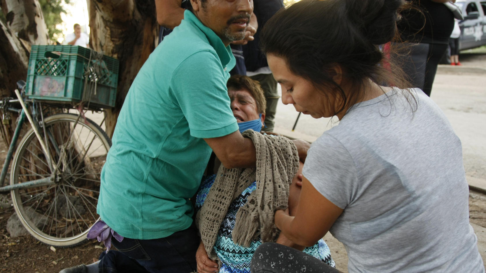 01.07.2020, Mexiko, Irapuato: Verwandte trösten eine weinende Frau vor einer Einrichtung für Suchttherapie im Einsatz. Mindestens 24 Menschen sind in einer Einrichtung für Suchttherapie in Mexiko erschossen worden. Foto: Mario Armas/AP/dpa +++ dpa-Bi