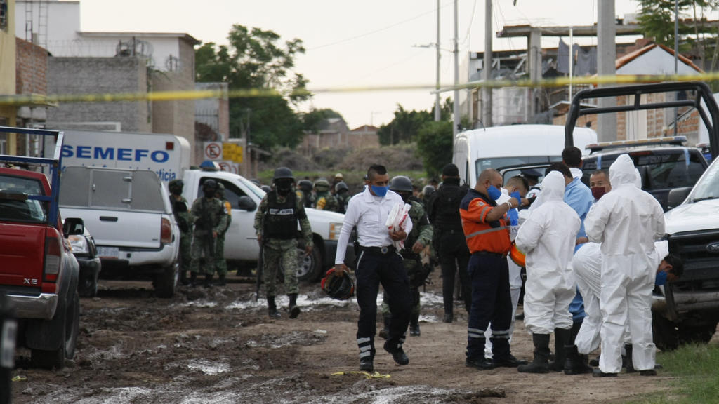01.07.2020, Mexiko, Irapuato: Forensiker bereiten sich darauf vor, in eine Einrichtung für Suchttherapie einzutreten. Mindestens 24 Menschen sind in einer Einrichtung für Suchttherapie in Mexiko erschossen worden. Foto: Mario Armas/AP/dpa +++ dpa-Bil