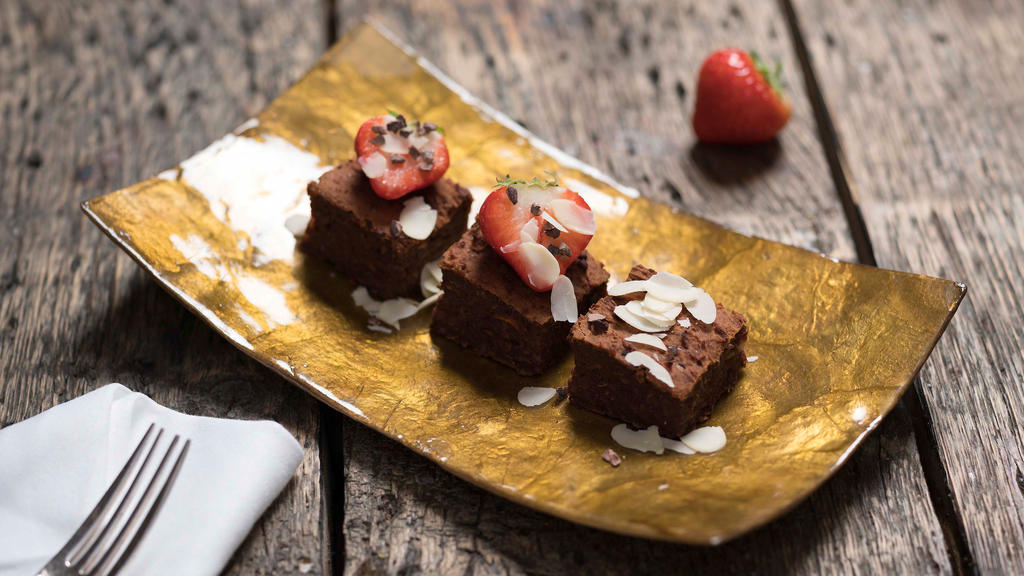 Anastasias Brownies: Sehen nach viel Schokolade aus, enthalten aber nur 3 EL Kakao und 5 Datteln - dafür viel Süßkartoffel und andere gute Dinge