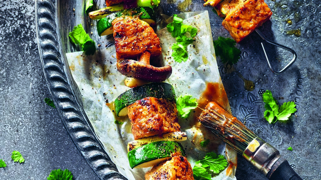 Unser Lieblingsrezept im Grill-Buch von The Boss Hoss: Tofu-Spieße mit einer richtig karamelligen Marinade. Foto: © Hubertus Schüler
