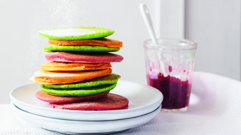 Hübsch anzuschauen: Rainbow-Pancakes aus dem Rezeptbuch von Cathy Hummels. Foto: © Coco Lang