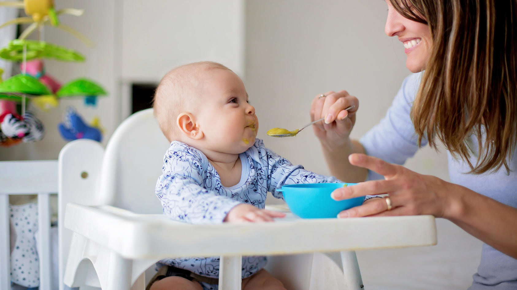 Mutter füttert ihr Baby