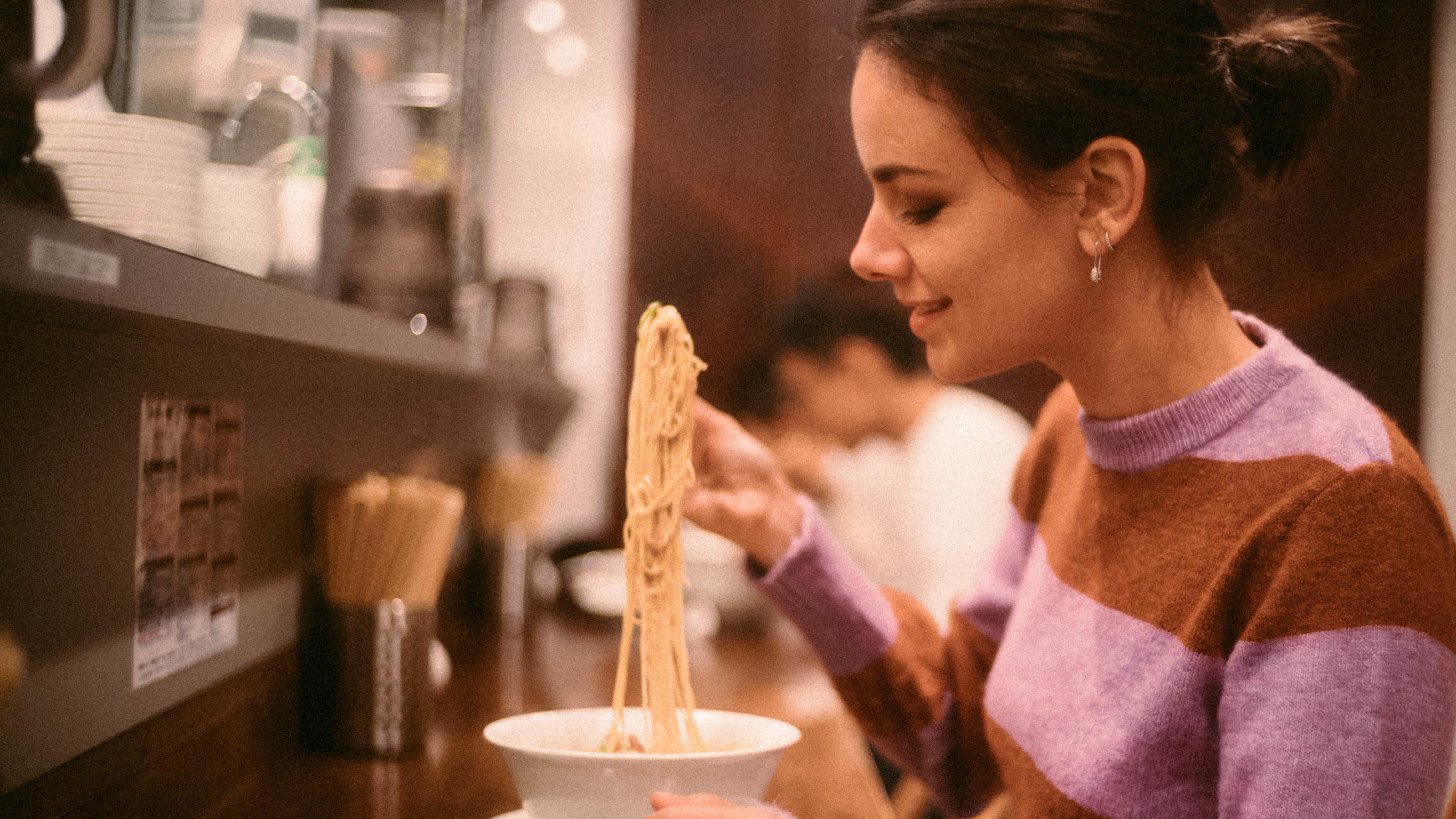 Janina Uhse liebt Ramen-Nudeln. Darüber erfahren wir mehr in ihrem Kochbuch.