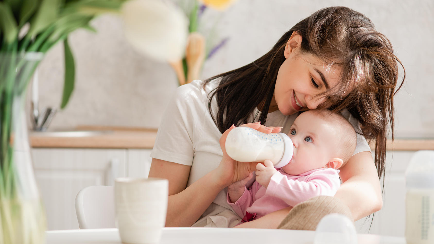 Baby trinkt Babymilch aus dem Fläschchen