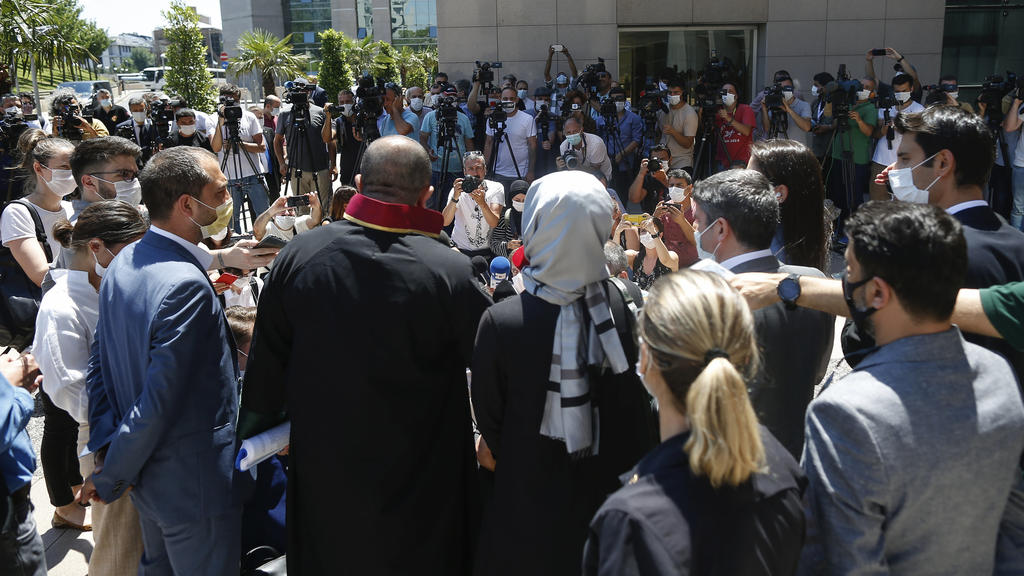 Kashoggis Verlobte Hatice Cengiz vor zahlreichen Journalisten zum Prozess-Auftakt in Istanbul.