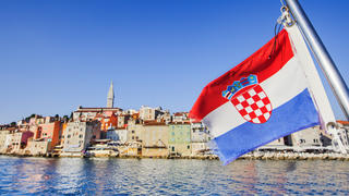 Kroatische Fahne weht über Stadt