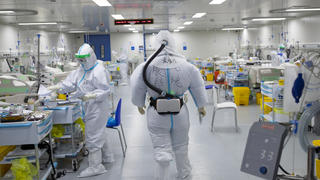 ARCHIV - 20.03.2020, China, Wuhan: Eine Intensivkrankenschwester aus dem Seventh People's Hospital in Shanghai, arbeitet in Schutzkleidung in einem Krankenhaus in Wuhan. (zu dpa "ARD zeigt in Kritik geratene Wuhan-Doku doch nicht - Rechteproblem") Foto: Shen Bohan)/XinHua/dpa +++ dpa-Bildfunk +++
