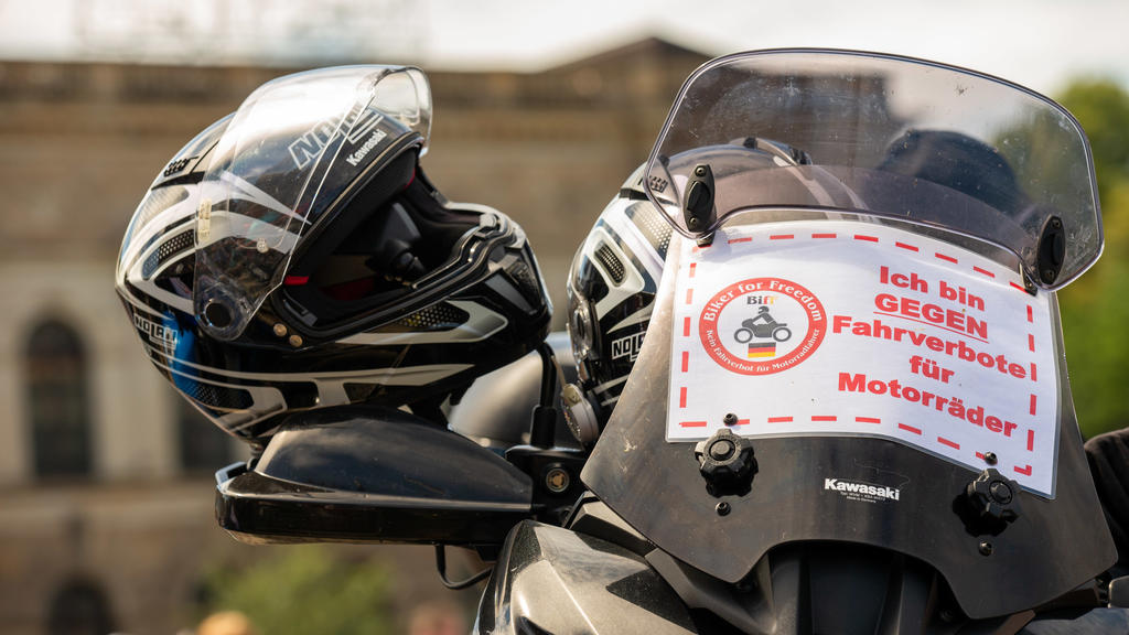 04.07.2020, Dresden: Ein geparktes Motorrad mit einem kleinen Banner mit der Aufschrift "Biker for Freedom Ich bin GEGEN Fahrverbote für Motorräder". Mehr als 1.000 Biker und Bikerinnen sind zu einer Demonstration gegen drohende Fahrverbote für Motor