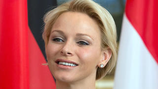 ARCHIV - Fürstin Charlene von Monaco lächelt bei ihrem Besuch am 09.07.2012 in Berlin. Foto: Jörg Carstensen (zu dpa Fürstin Charlène: «Albert und ich sind sehr glücklich» vom 26.05.2013) +++(c) dpa - Bildfunk+++