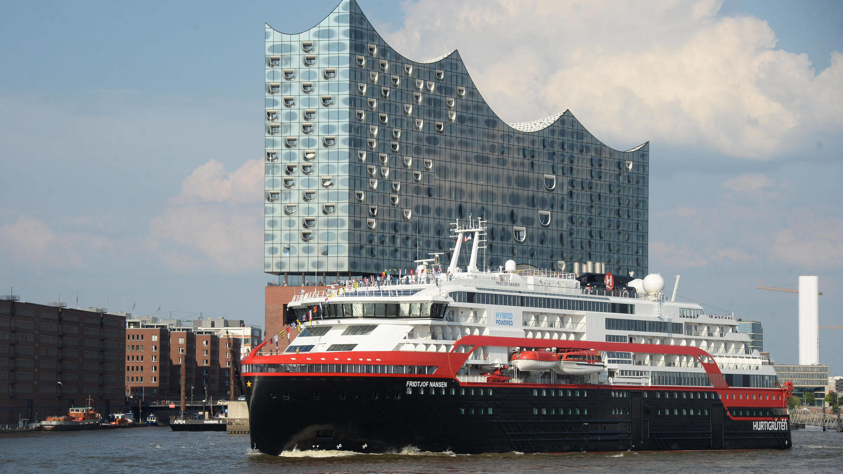 Die Fridtjof Nansen, der Reederei Hurtigruten, legt Ende Juni im Hamburger Hafen ab.