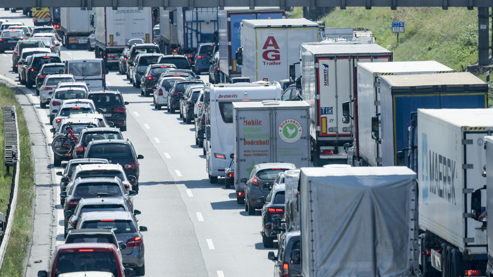 26.06.2020, Hamburg: Fahrzeuge stehen auf der Autobahn A7 vor dem Elbtunnel im Stau. Der ADAC warnt vor einem Stau-Wochenende an dem neben Hamburg, Berlin, Brandenburg und Nordrhein-Westfalen in die Sommerferien starten. Foto: Axel Heimken/dpa +++ dpa-Bildfunk +++