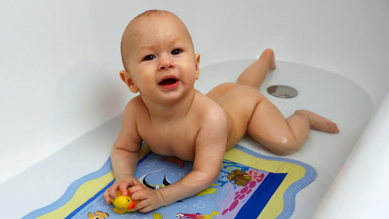 Das Baden des Babys ist ein schönes Ritual - sowohl für die Kleinen als auch für die Eltern.