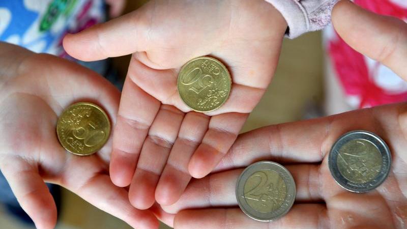 Wenn Kinder Taschengeld bekommen, können sie lernen, wie viel sie sich für ihr Geld kaufen können. Foto: Patrick Seeger/dpa/dpa-tmn