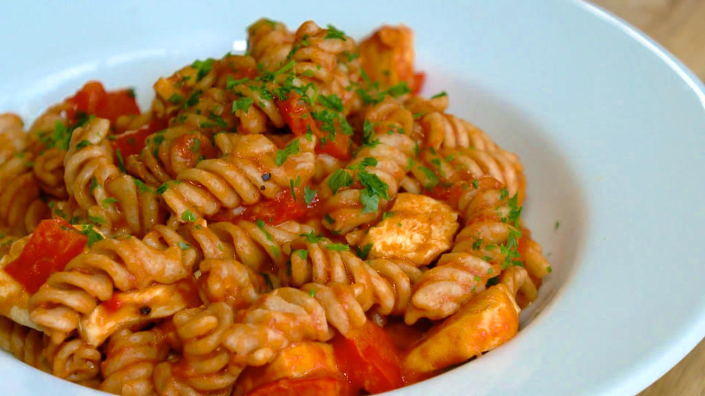 One Pot Pasta mit Hähnchen und Paprika