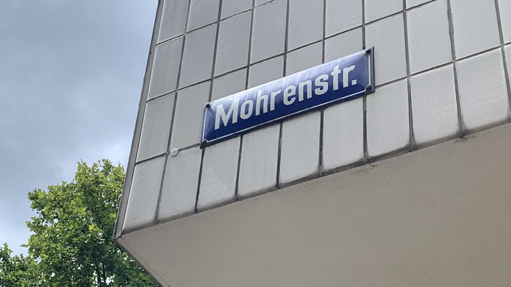 Ist die „Mohrenstraße“ rassistisch? Weil die Berliner Verkehrsbetriebe (BVG) den Namen aus dem Fahrplan streichen, könnten andere Städte mit einer Umbenennung jetzt nachziehen.