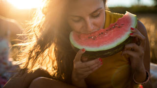 Frau isst Wassermelone