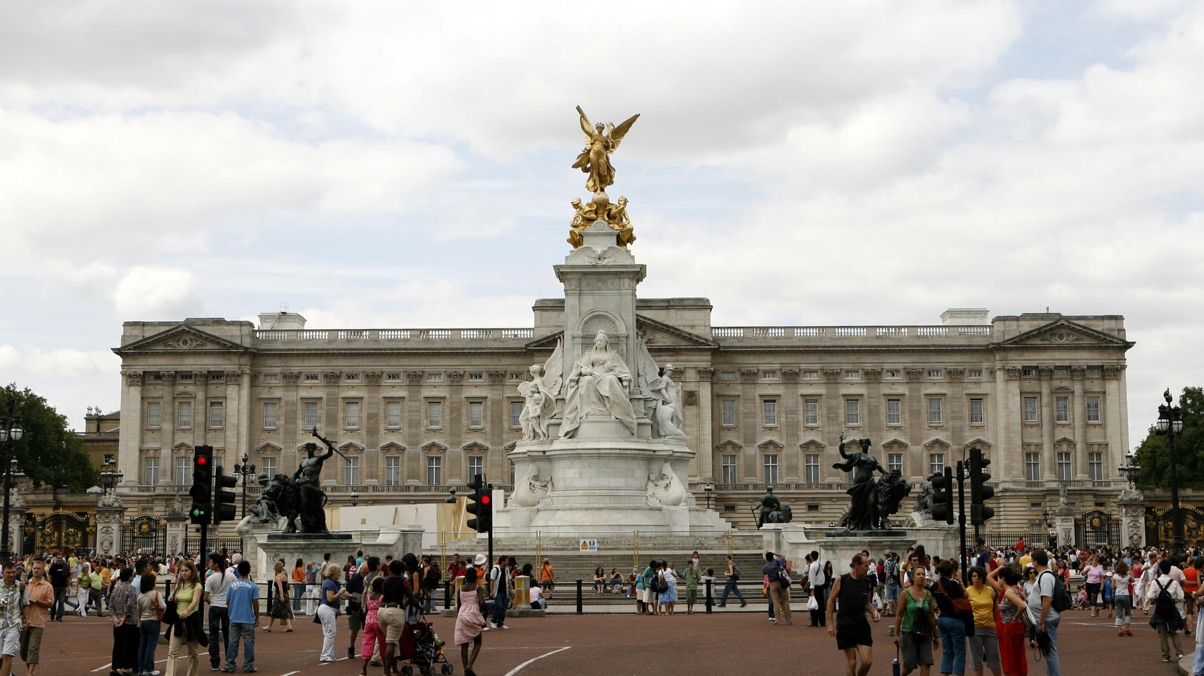 Blick auf das Queen Victoria Memorial (vorn) vor dem Buckingham-Palast, der offiziellen Residenz der englischen Königsfamilie nahe dem Saint James Park im Zentrum von London, aufgenommen am 06.08.2006. Der zu Beginn des 18. Jahrhunderts vom Duke of B