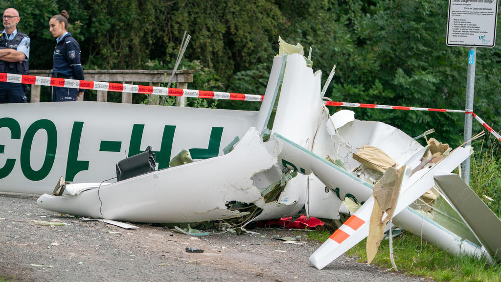 11.07.2020, Nordrhein-Westfalen, Dülmen: Das Wrack eines Segelflugzeugs liegt auf einem Weg am Waldrand. Beim Absturz zweier Segelflieger sind zwei Männer ums Leben gekommen. Vermutlich handele es sich um die Piloten, sagte ein Polizeisprecher. Foto: