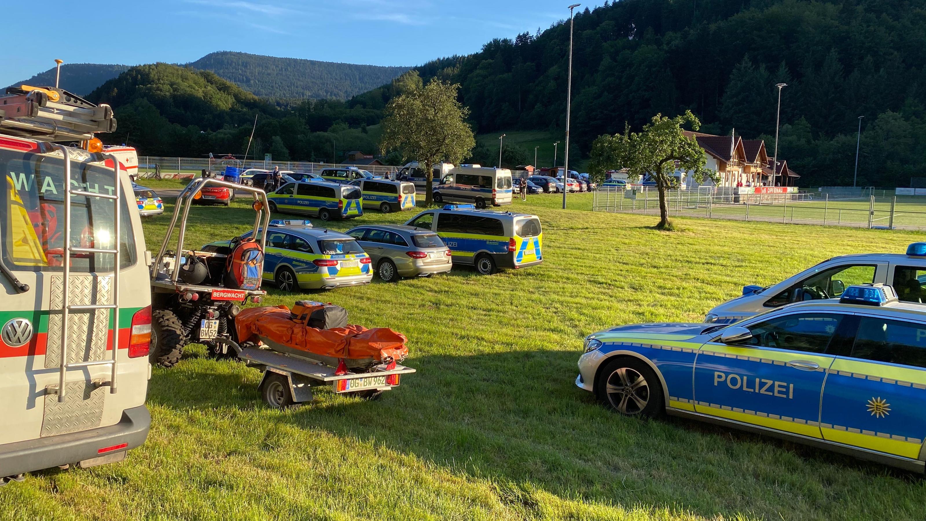 Oppenau im Schwarzwald: Polizei fahndet nach 31-Jährigem, der Polizisten ihre Waffen abgenommen haben soll