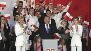 dpatopbilder - 12.07.2020, Polen, Pultusk: Andrzej Duda (M), amtierender Präsident von Polen und Kandidat für das Amt des Präsidenten der PiS (Recht und Gerechtigkeit) spricht neben seiner Frau Agata Kornhauser-Duda (M, l) und Tochter Kinga (M, r) mit Unterstützern. Trotz eines ungewissen Ausgangs der Stichwahl um das Präsidentenamt in Polen hat sich Staatsoberhaupt Andrzej Duda in einer ersten Reaktion als Sieger bezeichnet. Foto: Czarek Sokolowski/AP/dpa +++ dpa-Bildfunk +++