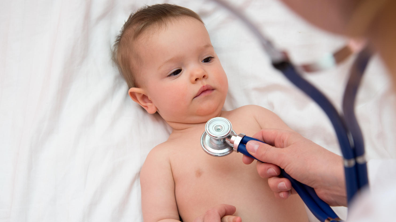 Eine Kehldeckelentzündung beim Baby sorgt für Atembeschwerden beim Kind, ist aber von Pseudokrupp zu unterscheiden. Wie Sie die Symptome richtig deuten und behandeln.