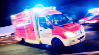 ARCHIV - 17.10.2015, Recklinghausen: Ein Rettungswagen der Feuerwehr fährt mit Blaulicht durch eine Straße (Aufnahme mit langer Belichtungszeit). Um nach einem Krankenhausbesuch nach Hause zu kommen, hat ein 40-Jähriger in einen Rettungswagen gestohlen, der vor dem Remscheider Krankenhaus wartete. Foto: Marcel Kusch/dpa +++ dpa-Bildfunk +++