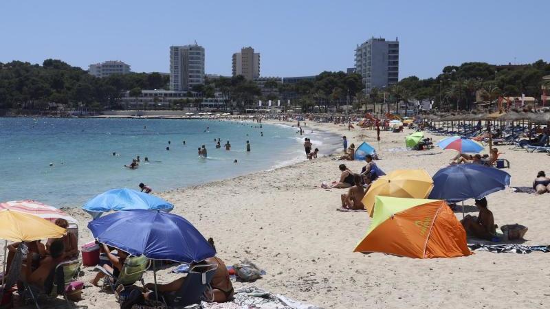 Eines der beliebtesten Urlaubsziele der Deutschen: Auf Mallorca wird eine Maskenpflicht erwartet - am Strand soll es aber Ausnahmen davon geben. Foto: Clara Margais/dpa/dpa-tmn
