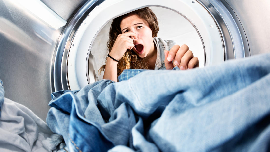 Wenn die Waschmaschine stinkt, kann das mehrere Ursachen haben