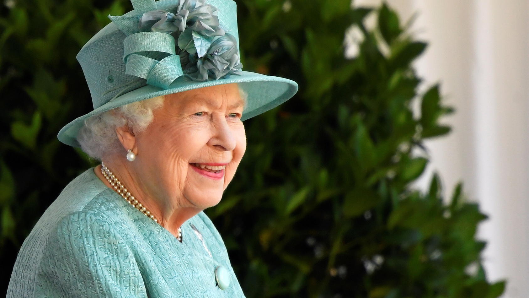 Die britische Königin Elizabeth nimmt an einer Zeremonie teil, um ihren offiziellen Geburtstag im Windsor Castle in Windsor, Großbritannien, am 13. Juni 2020 zu feiern. Die Königin feiert dieses Jahr ihren 94. Geburtstag.