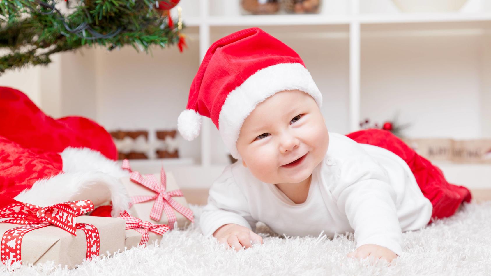 Das erste Weihnachten mit dem Baby ist etwas ganz besonderes: Wir verraten, wie Sie die Feiertage mit dem Kleinkind am besten gestalten.